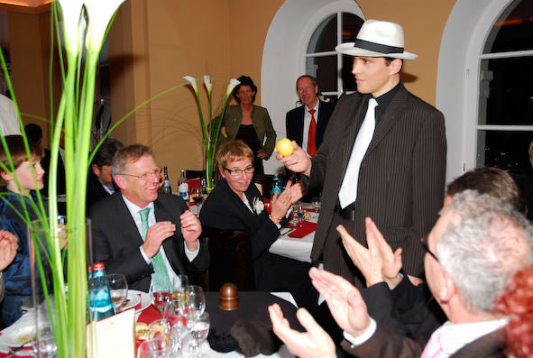 Close-up Zauberei bei Gala. Zauberkunst auf h&ouml;chstem Niveau