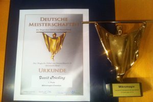 Urkunde und Pokal von den deutschen Zaubermeisterschaften